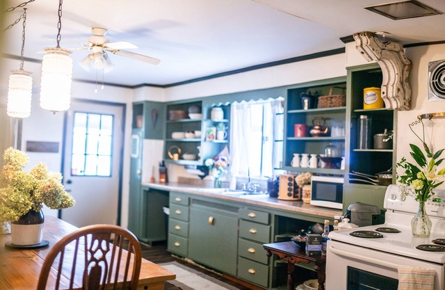 COZY 4 BEDROOM COTTAGE near Peru-NEXT TO Cafe & Vintage Market Place