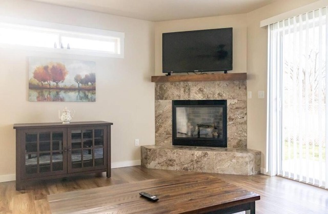 Cozy 4 Bedroom Home / Dual Masters / Living Rooms in Wine Country!