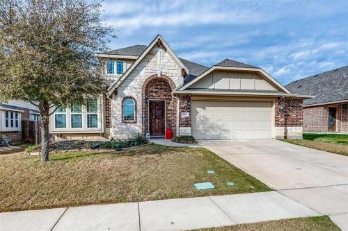 Cozy 4 bedroom home with Greenbelt views in Oak Point