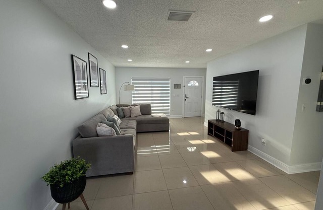 Cozy 4-bedroom House w/ Pool, Tikihood, clean ambient, nice place near Airport!