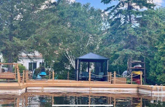 Cozy 4 Bedroom Waterfront Cottage with Hottub and Firepit