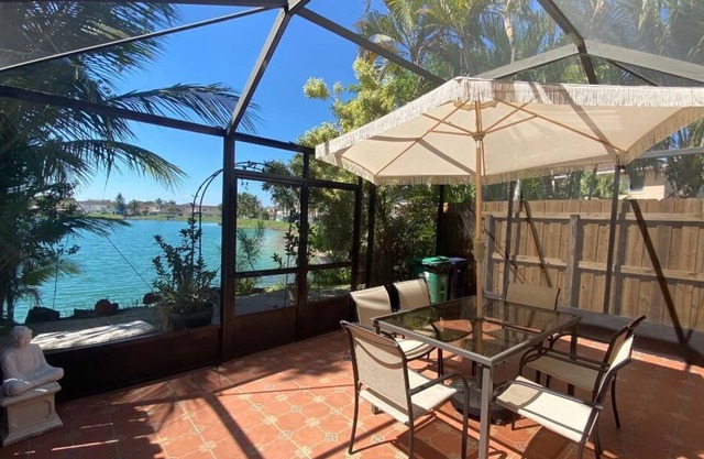 Cozy 4 BR Town Home + Beautiful Lake View