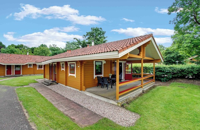 Cozy 4-person bungalow with dishwasher, washing machine and veranda at park ’t Hooge Holt, near Gramsbergen and the Vechtdal nature area.