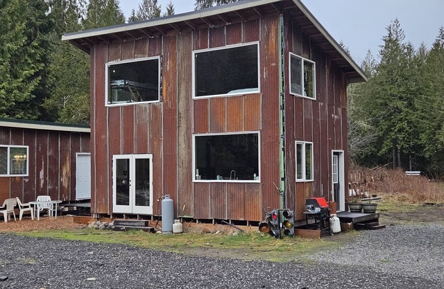 Cozy 40 Acre Homestead Cabin w/ 360 Views + Soaker Tub!