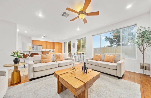 Cozy 4B2.5B｜Garage & Street Parking｜Pet Okay｜Backyard｜Perfect For Insured #42015