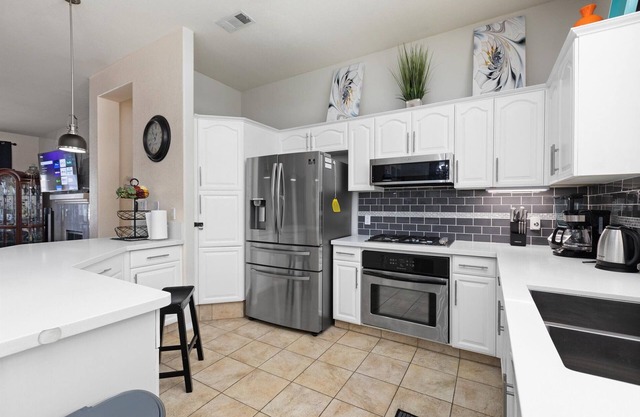 Cozy 4BR/2BA Near Belcourt Seven Oaks