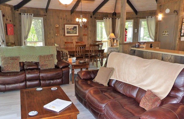 Cozy 4BR Beech Mountain cottage with views, adventure, and comfort for all.