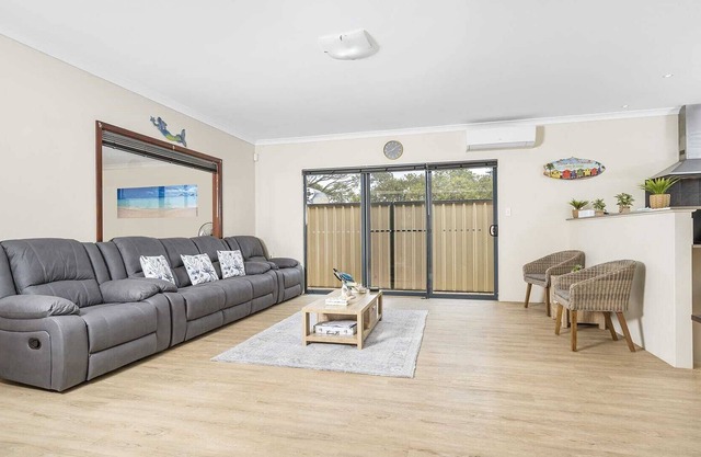 Cozy 4BR home in Geraldton: explore attractions, nearby beach = Family getaway!