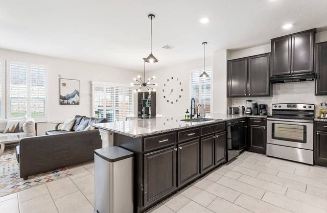 Cozy 4BR House Close to Cota DT w Fast Wifi