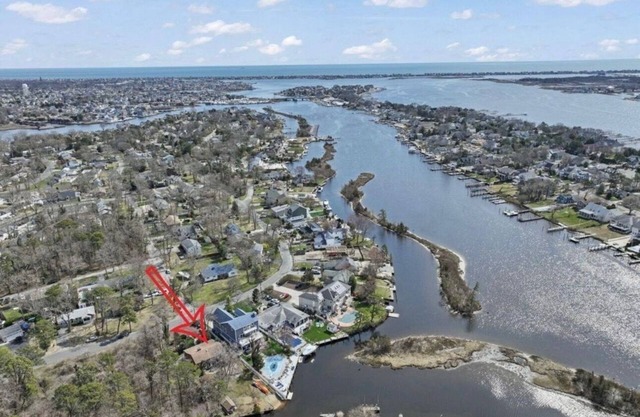 Waterfront 4BR w/ King Suite, Jacuzzi, Kayaks, Gym, Game Room & Private Beach