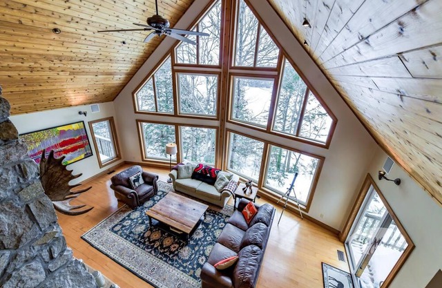 Cozy 5 bdrm, 3 bath cottage on Bruce Lake! Games Room, Hot Tub!
