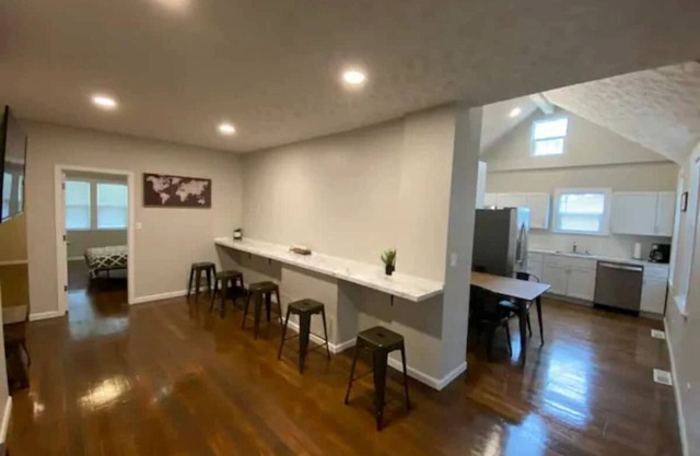 Cozy 5 Bedroom 3 Bath Omaha Home. Sleeps 14 w/ Lots of parking!