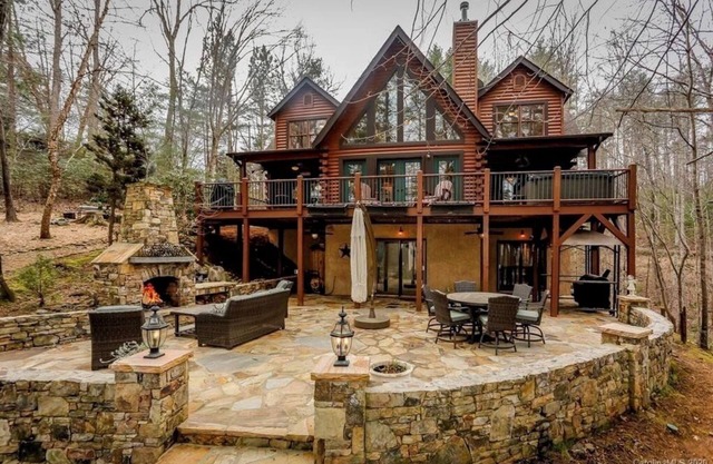 Cozy 5 bedroom cabin on Lake Adger with hot tub