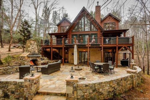 Cozy 5 bedroom cabin on Lake Adger with hot tub