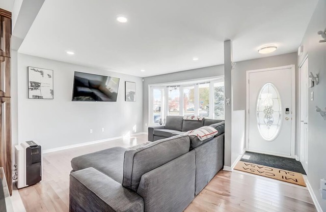Modern 3-Bedroom Home | QUIET Location | Parking Included | For 6 | DT Ottawa