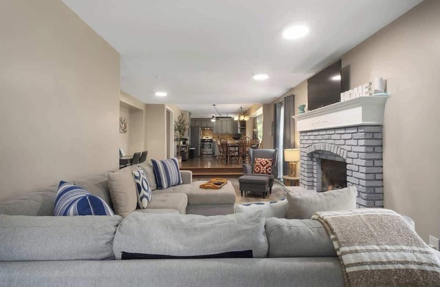 Spacious 5BR Home Arcade 4Kings TV in every Bedroom