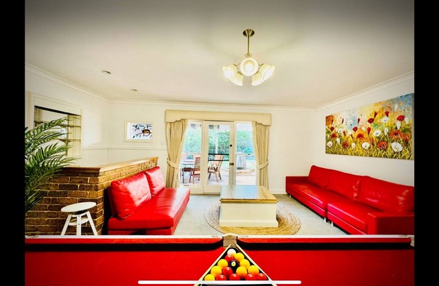 Cozy 5BR Home | Pool Table + King Bed + 5 mins Walking to Westfield center