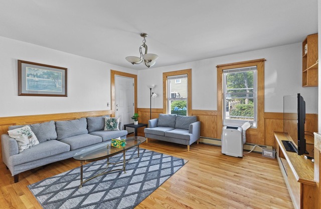 Cozy 6 bedroom Entire house in Malden with free parking and WIndow AC