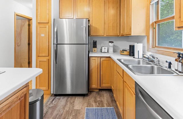 Cozy 6-bedroom house inSaint Paul, MN w/Karaoke, Game Room, Projector