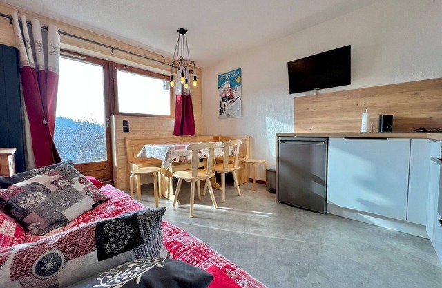 Agradable apartamento con terraza cerca de Skibus y comercios