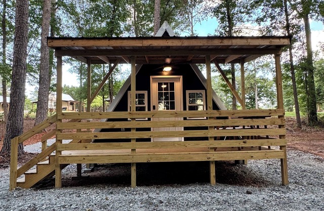 Cozy A-frame cabin just 1/4 mile from Lake Hartwell - perfect for anglers