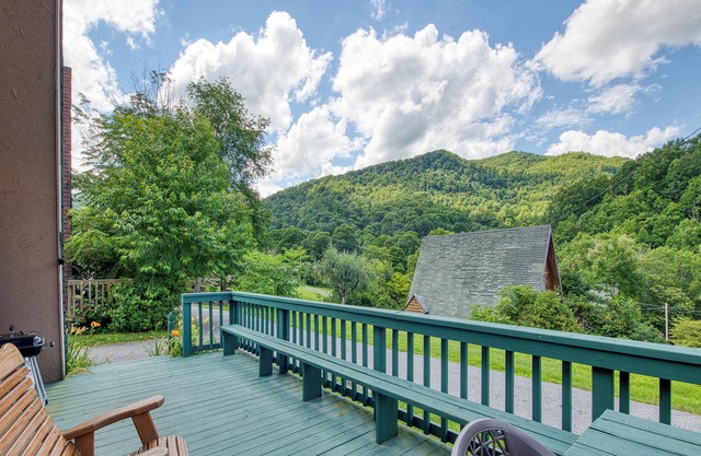 Cozy A-frame Chalet in Maggie Valley - Stunning Views, Close to Skiing and More!