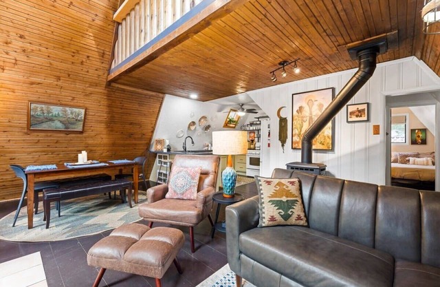 Cozy A-frame in the Pines Family and Dog Friendly