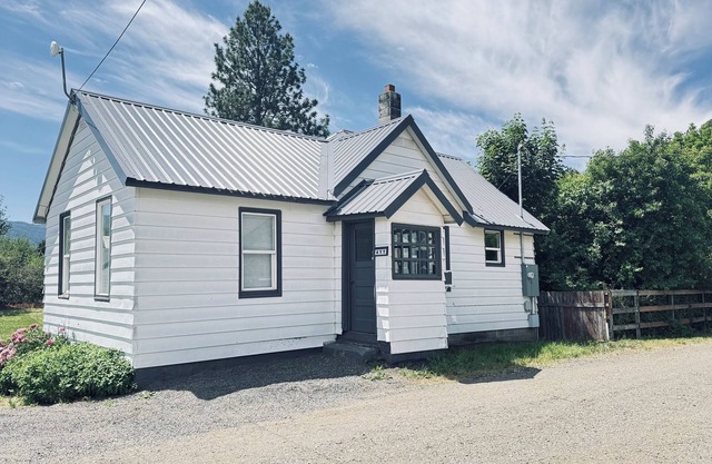 Cozy, AC, easy highway access. 1-Bedroom home near cafes and shops!