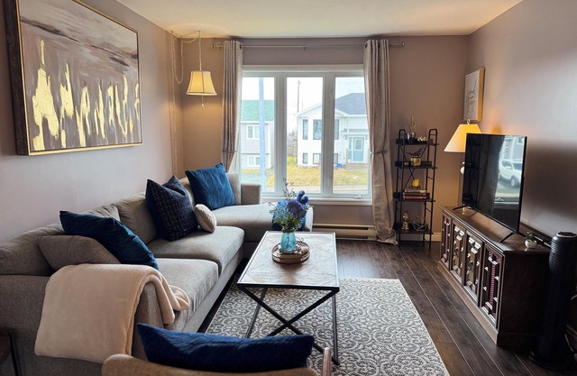 Cozy Airport Heights stay, 3 minutes to Airport