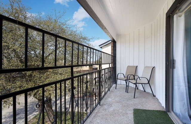 Cozy Alamo Heights Townhome .