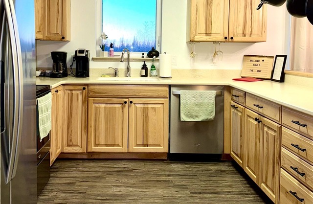 Cozy Alaskan Stay: 3BR home, aurora views + garage