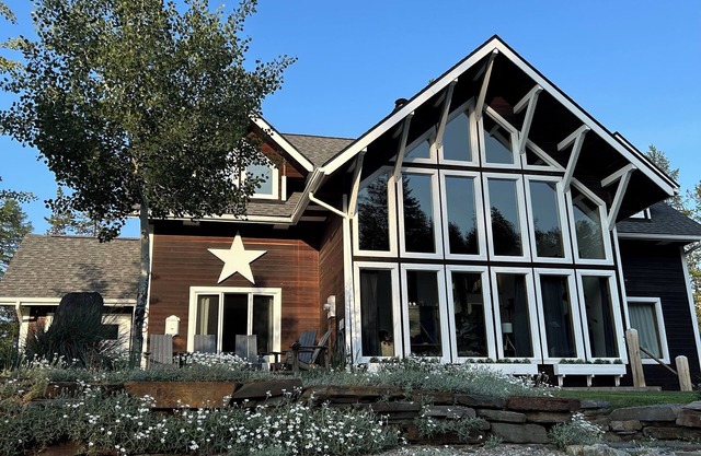 Cozy alpine retreat minutes from the ski hill and golf course