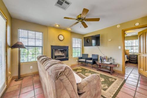 Cozy Alto Cabin with Grill and Mtn Views 2 Mi to Lake