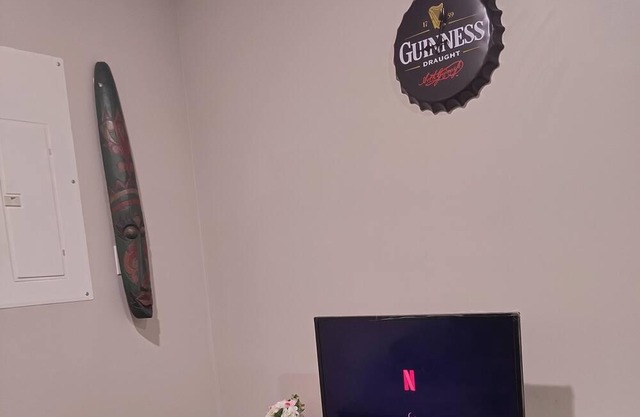 Cozy and Beautiful Entire One Bedroom Suite Close to Airport and Grocery Stores