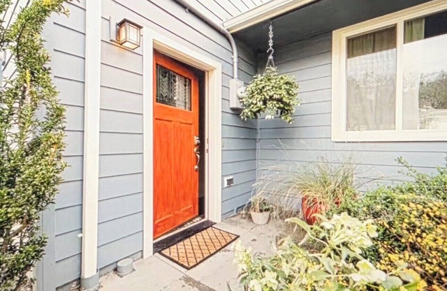 Cozy and bright 1-bedroom apartment in NE Seattle with WiFi, AC and garden view