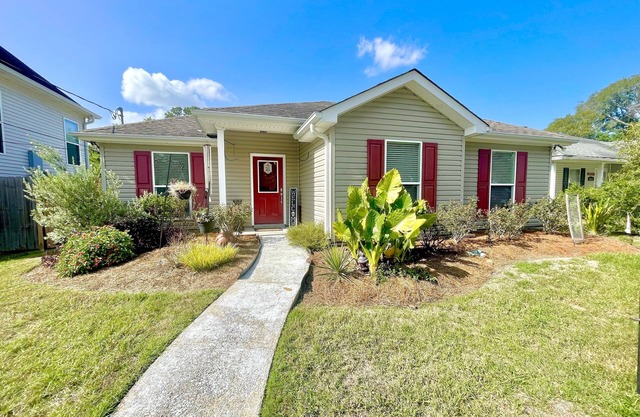Cozy and Bright 3BD 2BA Fenced IN YARD W/ PRIVATE BATH AND GARDEN TUB