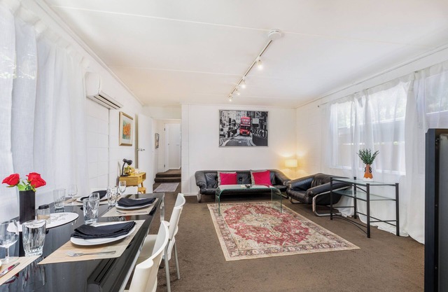 Cozy and bright home 2beds & 1 Bath close to Yarralumla Lake and Shopping Center