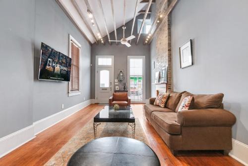 Cozy and Charming House Close to St Charles Ave
