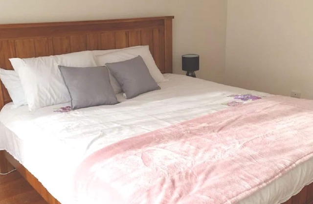 Cozy and cheerful 4 bedroom house close to shopping and park