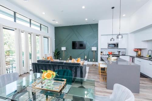 Cozy and Chic 3BR Retreat in Downtown Houston