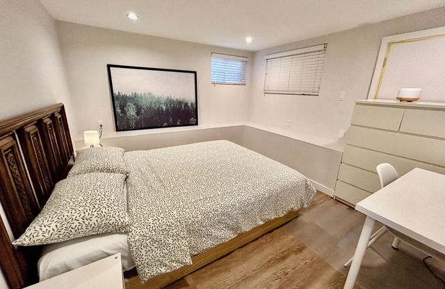 Cozy and Clean 2-bed 1-liv Garden Suite Close to Commercial Drive /10 min to DT