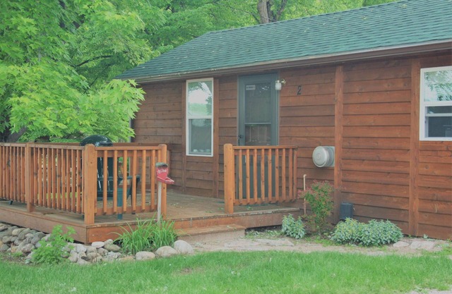Cozy and Clean Cabin Thirty Minutes from Mt Rushmore - In Rapid City On Canyon Lake Thirty Minutes from Mt Rushmore