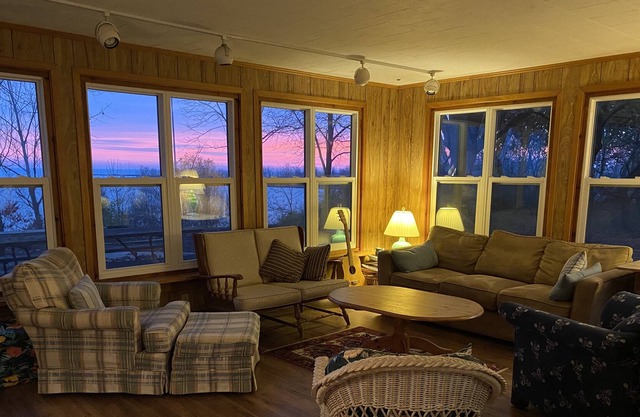 Cozy and comfortable family cottage with panoramic view of Lake Erie