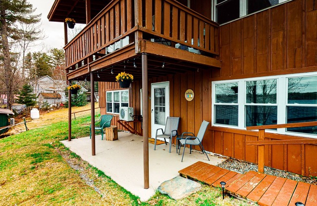 Cozy and comfortable lakefront duplex with swimming dock & WiFi - dogs welcome