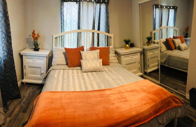 Cozy and Comfy Rooms Near SOFI Stadium, DTLA, USC, LAX, HOLLYWOOD, BEACHES Shared Home