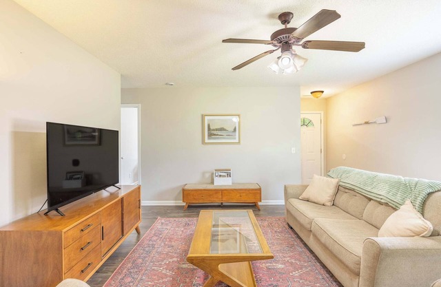 Cozy and Contemporary Villa 1 Mile from GSU