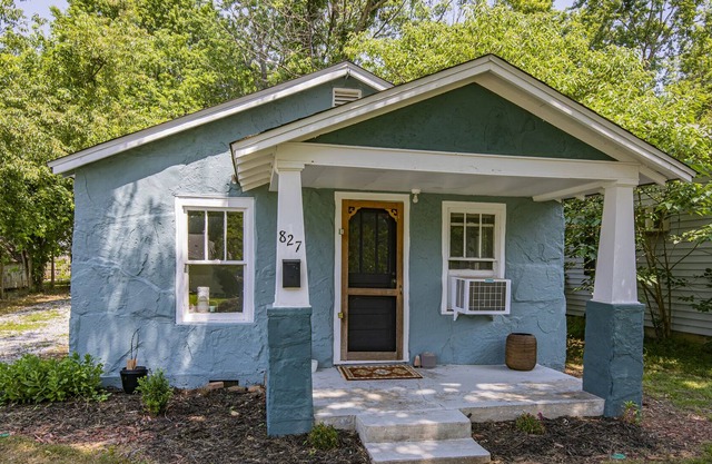 Cozy and Convenient 2 Br 1 Bath Bungalow n the heart of Downtown Siloam Springs