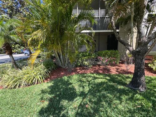 Cozy and Costal 10 Min to Beach Pool, Sauna, Pool table