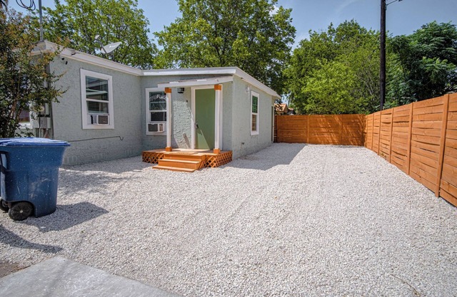 Cozy and Lovely 2BR 1BA Apt#b Near Lively Downtown