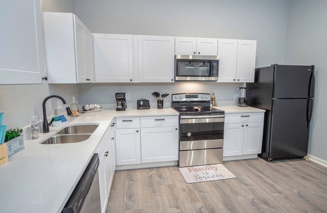 Cozy and Lovely 2BR 2BA Apt#a Near Lively Downtown